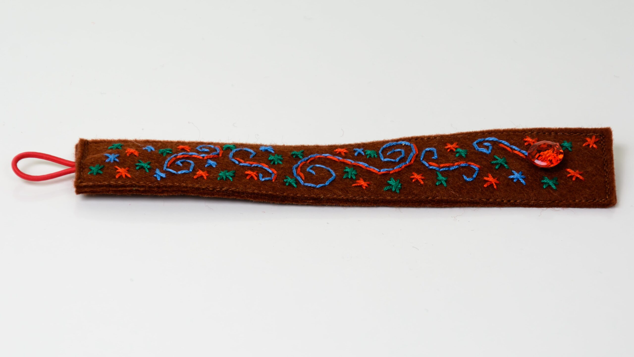 O brățară din fetru pentru o persoană dragă